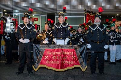 Leipzig - Schweigeminute bei Leipziger Bergparade: ?ber 550 Bergleute in der Messestadt-stock-foto