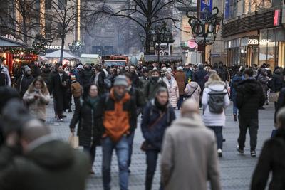 23.12.2024, Weihnachtseinkauf Innenstadt, N?rnberg: Am Nachmittag des 23.12.2024 zog es f?r den weihnachtlichen Geschenk-stock-foto