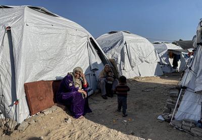 Palestinians continue to live with limited resources in the makeshift tents they set up while the Israeli army's intense attacks-stock-foto
