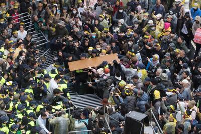 News Bilder der Woche KW51 News Bilder des Tages Thousands of demonstrators gathered around Taiwan?s parliament in Taipe-stock-foto