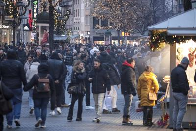 23.12.2024, Weihnachtseinkauf Innenstadt, N?rnberg: Am Nachmittag des 23.12.2024 zog es f?r den weihnachtlichen Geschenk-stock-foto