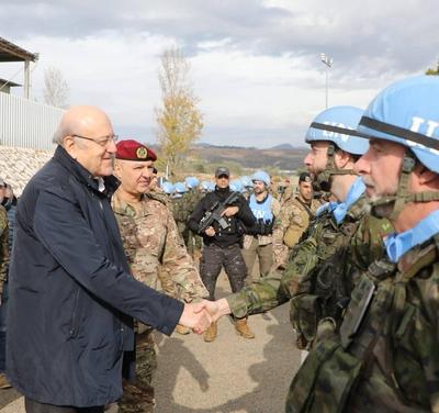 Lebanese Prime Minister Najib Mikati visits UNIFIL's Sector East Headquarters in Ibl al-Saqi, the second stop on his tour of southern Lebanon-stock-foto