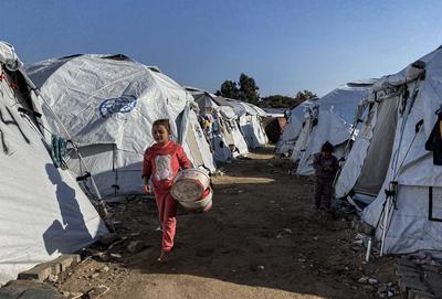 Palestinians continue to live with limited resources in the makeshift tents they set up while the Israeli army's intense attacks-stock-foto