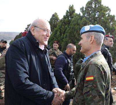 Lebanese Prime Minister Najib Mikati visits UNIFIL's Sector East Headquarters in Ibl al-Saqi, the second stop on his tour of southern Lebanon-stock-foto