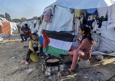 Palestinians continue to live with limited resources in the makeshift tents they set up while the Israeli army's intense attacks-stock-foto