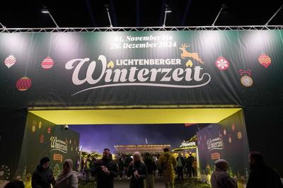 Eingang zum Weihnachtsmarkt Lichtenberger Winterzeit an der Landsberger Allee im Berliner Bezirk Lichtenberg. Berlin, 03-stock-photo