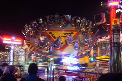 Fahrgesch?ft auf dem Weihnachtsmarkt Lichtenberger Winterzeit an der Landsberger Allee im Berliner Bezirk Lichtenberg. B-stock-photo