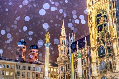 Schneeflocken rieseln leise auf den Marienplatz, einen Tag vor Weihnachten, M?nchen, 23. Dezember 2024-stock-foto