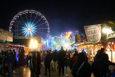 Besucher auf dem Weihnachtsmarkt Lichtenberger Winterzeit an der Landsberger Allee im Berliner Bezirk Lichtenberg. Berli-stock-photo
