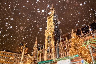 Schneeflocken rieseln leise auf den Marienplatz, einen Tag vor Heilig Abend, M?nchen, 23. Dezember 2024-stock-foto