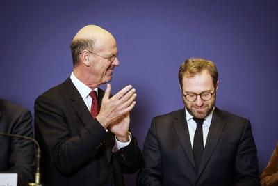 Ceremonie de passation de pouvoir a Bercy-stock-foto