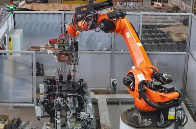 YANGZHOU, CHINA - DECEMBER 23: Industrial robot works on the production line of auto parts at a factory on December 23,-stock-foto