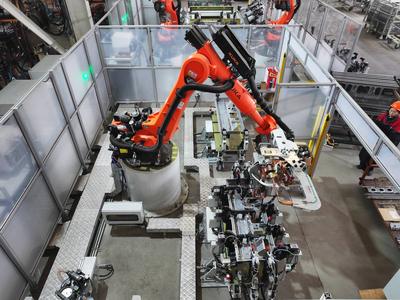 YANGZHOU, CHINA - DECEMBER 23: Industrial robot works on the production line of auto parts at a factory on December 23,-stock-foto