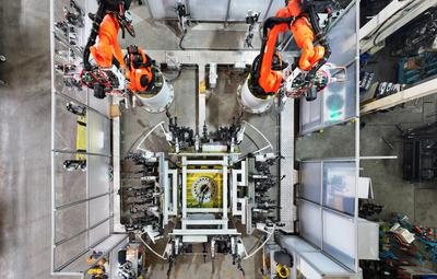 YANGZHOU, CHINA - DECEMBER 23: Industrial robots work on the production line of auto parts at a factory on December 23,-stock-foto