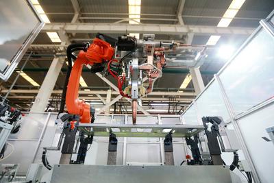 YANGZHOU, CHINA - DECEMBER 23: Industrial robot works on the production line of auto parts at a factory on December 23,-stock-foto