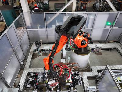 YANGZHOU, CHINA - DECEMBER 23: Industrial robot works on the production line of auto parts at a factory on December 23,-stock-foto