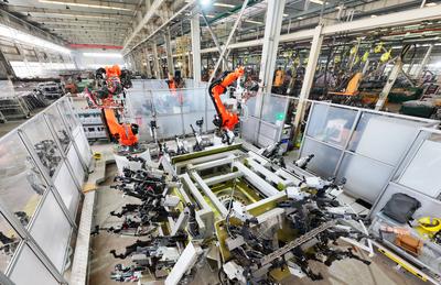 YANGZHOU, CHINA - DECEMBER 23: Industrial robots work on the production line of auto parts at a factory on December 23,-stock-foto