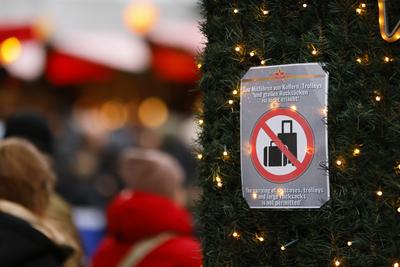 Kofferverbot auf dem Weihnachtsmarkt auf dem Roncalliplatz-stock-foto