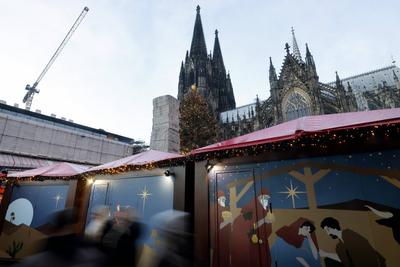Weihnachtsmarkt am K?lner Dom-stock-photo