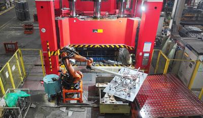 YANGZHOU, CHINA - DECEMBER 23: Industrial robot works on the production line of auto parts at a factory on December 23,-stock-foto