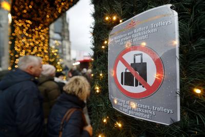 Kofferverbot auf dem Weihnachtsmarkt auf dem Roncalliplatz-stock-foto