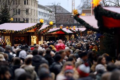 Weihnachtsmarkt am K?lner Dom-stock-photo