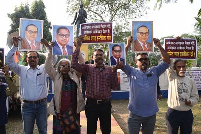 INDIA-PROTEST Members of Swaraj India joint forum hold a Photographs of Babasaheb BR Ambedkar sought a slogan in front o-stock-foto