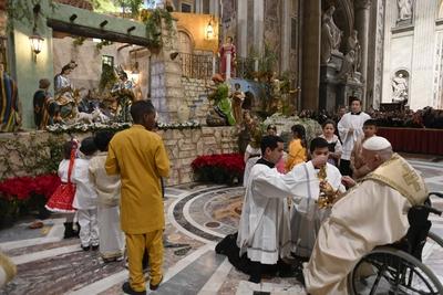 ITALY -   POPE FRANCIS  PRESIDES OVER THE CHRISTMAS EVE MASS IN ST.PETER'S BASILICA  AT THE VATICAN  - 2024/12/24-stock-foto