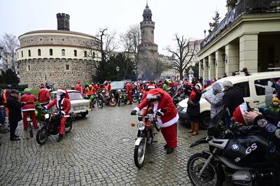 Weihnachtsmannfahrt mit Moped oder Motorrad am 24. Dezember. Ca 80 Teilnehmer beim Treff und Abfahrt zur 7. G?rlitzer We-stock-foto