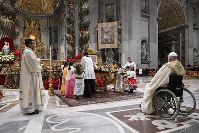 ITALY -   POPE FRANCIS  PRESIDES OVER THE CHRISTMAS EVE MASS IN ST.PETER'S BASILICA  AT THE VATICAN  - 2024/12/24-stock-foto