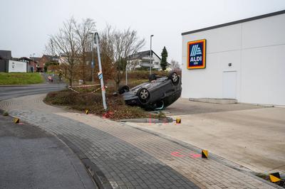 Eine 74-j?hrige Fahrerin kollidierte im Kreisverkehr mit einem Seat und ?berschlug sich. Sie wurde leicht verletzt ins Krankenhaus gebracht.-stock-foto