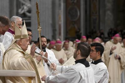 ITALY -   POPE FRANCIS  PRESIDES OVER THE CHRISTMAS EVE MASS IN ST.PETER'S BASILICA  AT THE VATICAN  - 2024/12/24-stock-foto