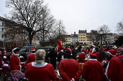 Weihnachtsmannfahrt mit Moped oder Motorrad am 24. Dezember. Ca 80 Teilnehmer beim Treff und Abfahrt zur 7. G?rlitzer We-stock-foto