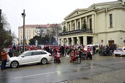 Weihnachtsmannfahrt mit Moped oder Motorrad am 24. Dezember. Ca 80 Teilnehmer beim Treff und Abfahrt zur 7. G?rlitzer We-stock-foto