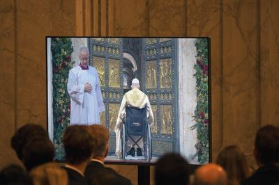 ITALY -   POPE FRANCIS  PRESIDES OVER THE CHRISTMAS EVE MASS IN ST.PETER'S BASILICA  AT THE VATICAN  - 2024/12/24-stock-foto