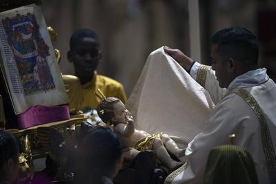 ITALY -   POPE FRANCIS  PRESIDES OVER THE CHRISTMAS EVE MASS IN ST.PETER'S BASILICA  AT THE VATICAN  - 2024/12/24-stock-foto