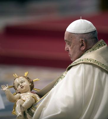 ITALY -   POPE FRANCIS  PRESIDES OVER THE CHRISTMAS EVE MASS IN ST.PETER'S BASILICA  AT THE VATICAN  - 2024/12/24-stock-foto