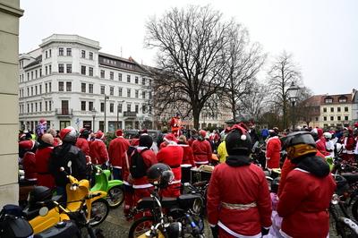 Weihnachtsmannfahrt mit Moped oder Motorrad am 24. Dezember. Ca 80 Teilnehmer beim Treff und Abfahrt zur 7. G?rlitzer We-stock-foto