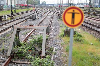18.04.2024, Mannheim, Blick auf leere Gleise am Bahnhof Bahnsteigende Baden-W?rttemberg Deutschland *** 18 04 2024, Mann-stock-foto