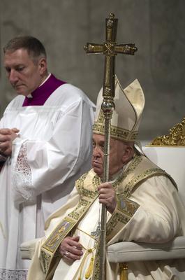 ITALY -   POPE FRANCIS  PRESIDES OVER THE CHRISTMAS EVE MASS IN ST.PETER'S BASILICA  AT THE VATICAN  - 2024/12/24-stock-foto