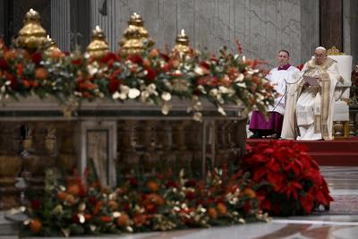ITALY -   POPE FRANCIS  PRESIDES OVER THE CHRISTMAS EVE MASS IN ST.PETER'S BASILICA  AT THE VATICAN  - 2024/12/24-stock-foto