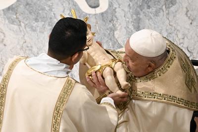 ITALY -   POPE FRANCIS  PRESIDES OVER THE CHRISTMAS EVE MASS IN ST.PETER'S BASILICA  AT THE VATICAN  - 2024/12/24-stock-foto