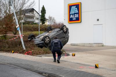 Eine 74-j?hrige Fahrerin kollidierte im Kreisverkehr mit einem Seat und ?berschlug sich. Sie wurde leicht verletzt ins Krankenhaus gebracht.-stock-foto