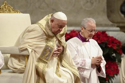 ITALY -   POPE FRANCIS  PRESIDES OVER THE CHRISTMAS EVE MASS IN ST.PETER'S BASILICA  AT THE VATICAN  - 2024/12/24-stock-foto