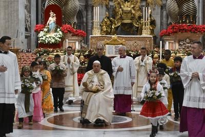 ITALY -   POPE FRANCIS  PRESIDES OVER THE CHRISTMAS EVE MASS IN ST.PETER'S BASILICA  AT THE VATICAN  - 2024/12/24-stock-foto