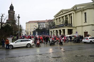Weihnachtsmannfahrt mit Moped oder Motorrad am 24. Dezember. Ca 80 Teilnehmer beim Treff und Abfahrt zur 7. G?rlitzer We-stock-foto