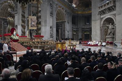 ITALY -   POPE FRANCIS  PRESIDES OVER THE CHRISTMAS EVE MASS IN ST.PETER'S BASILICA  AT THE VATICAN  - 2024/12/24-stock-foto