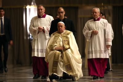 News - Pope Francis opens the Holy Door in St. Peter's Basilica for the Jubilee 2025, celebrates Christmas Mass in front of thousands of faithful, in St. Peter's Basilica Vatican City Rome-stock-foto