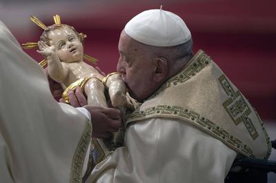 ITALY -   POPE FRANCIS  PRESIDES OVER THE CHRISTMAS EVE MASS IN ST.PETER'S BASILICA  AT THE VATICAN  - 2024/12/24-stock-foto