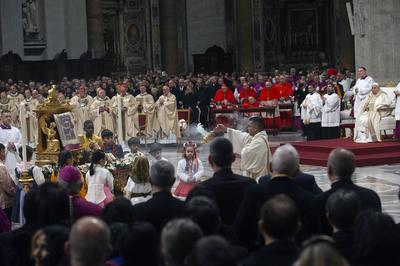 ITALY -   POPE FRANCIS  PRESIDES OVER THE CHRISTMAS EVE MASS IN ST.PETER'S BASILICA  AT THE VATICAN  - 2024/12/24-stock-foto